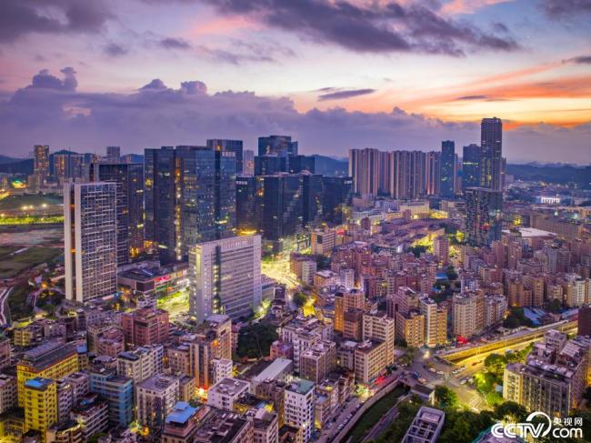 深圳：日出時分 朝霞暈染天際