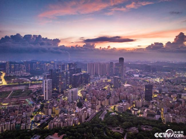 深圳：日出時分 朝霞暈染天際